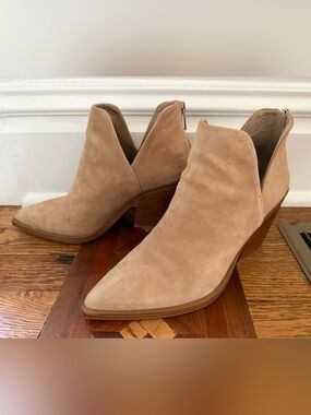 Vince Camuto Gigietta Bootie | Taupe | 7.5